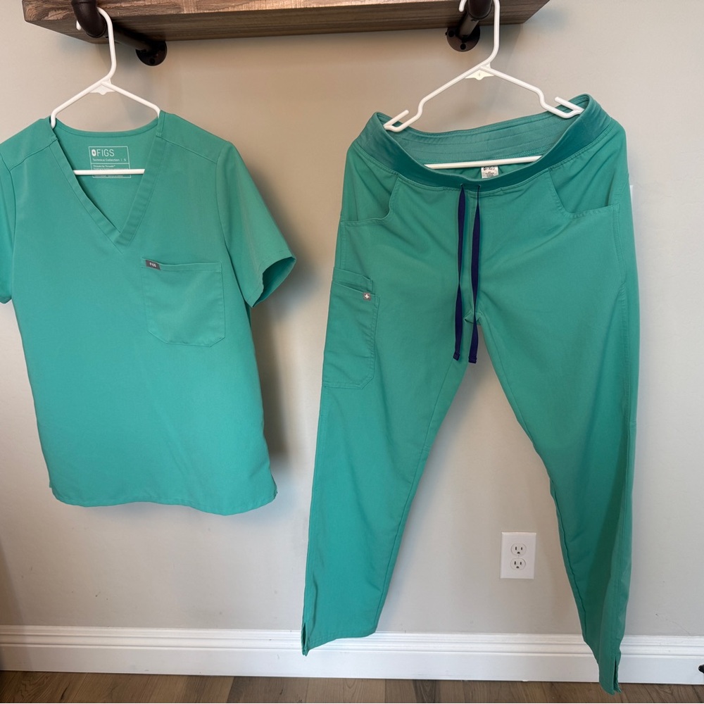 FIGS Top and Cargo Bottoms Women's Teal Scrubs - Small